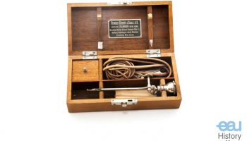 Infant catheterizing cystoscope