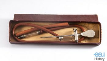 Set:Puncturing trocar with locking device