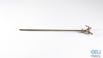 Irrigating shaft for uretero-cystoscope